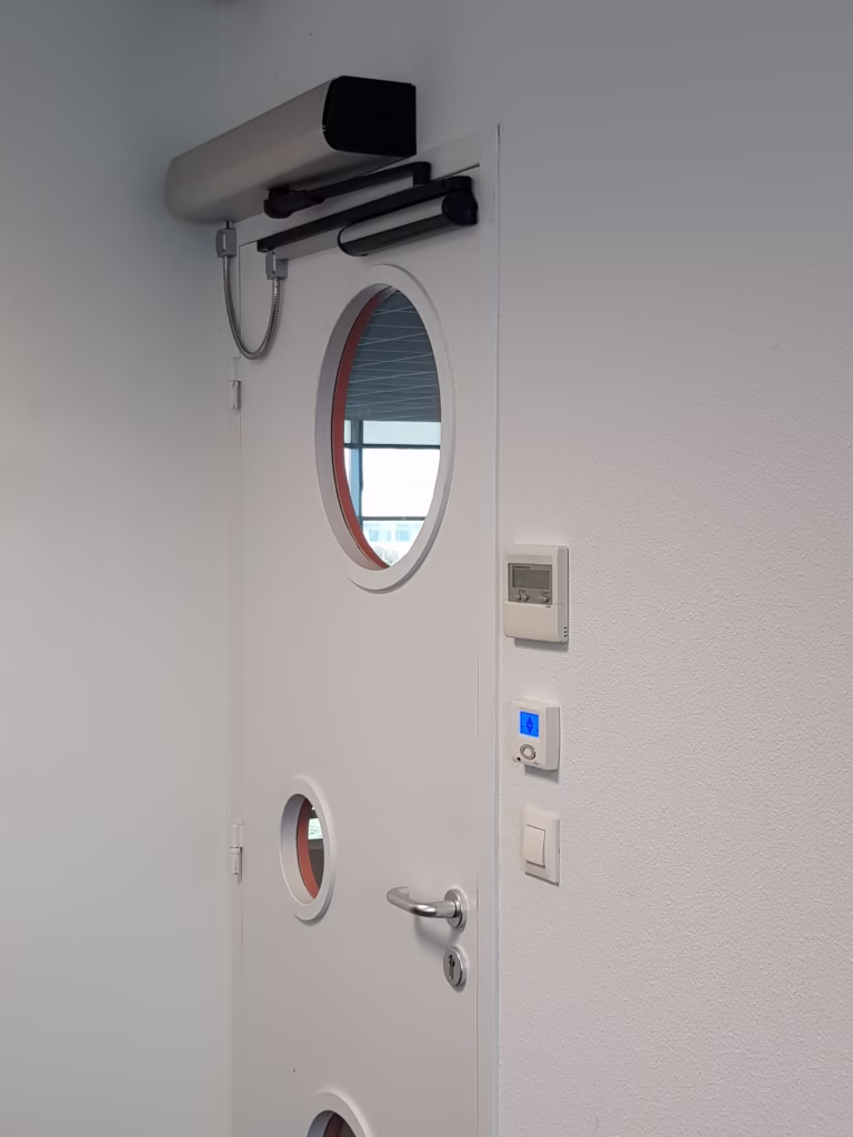 iso 3 de portalp en puerta abatible de oficina